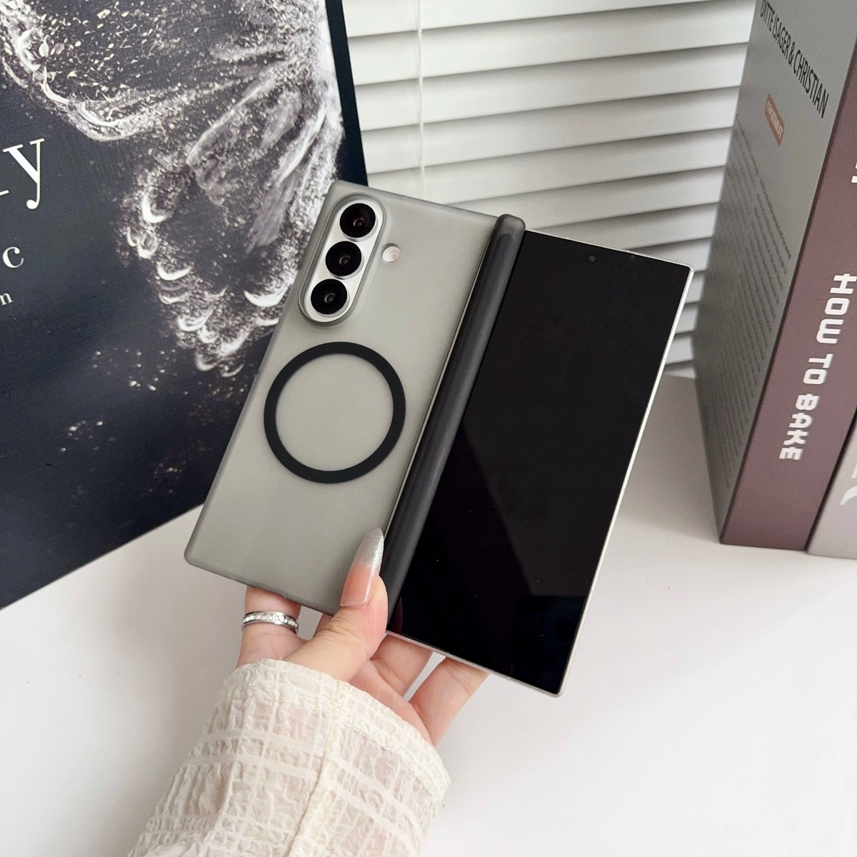 Matte Frosted Case - غطاء هاتف مغناطيسي شفاف مصقول للشحن